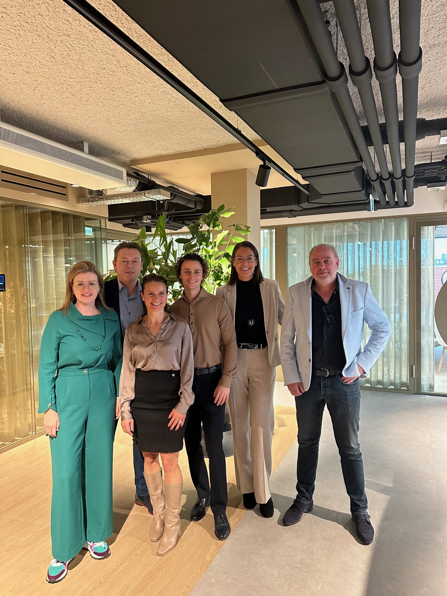 v.l.n.r.: Elly Huysmans (Bestuurder, Glowi); Jo Mellemans (Voorzitter Raad van Bestuur, Glowi); Ellenie Kagiorgis (Director Staffing Solutions Blue Groep); Ilia Radder (Director Strategy Blue Groep); Hannah Spaepen (CEO, Glowi); Peter Kooijman (Director Facility Management, Blue Groep)
