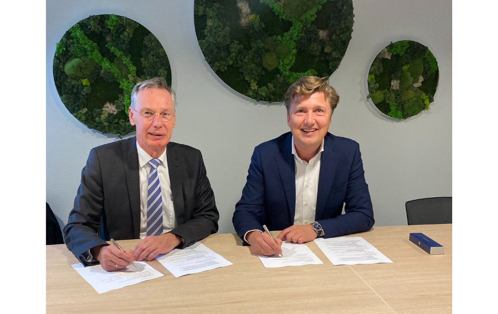 De contractondertekening met dhr. mr. A.H. van Wijk MPM (voorzitter raad van bestuur, IJsselland Ziekenhuis) en Olivier Laméris (Algemeen Directeur, Gom.
