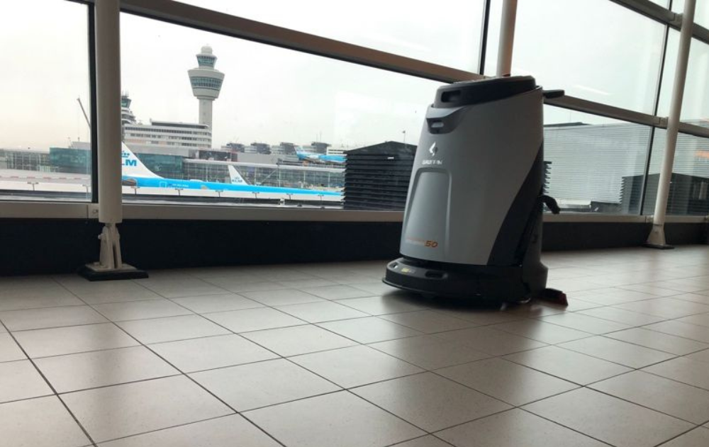 Vebego Airport Services innoveert met robotschrobmachines op Schiphol