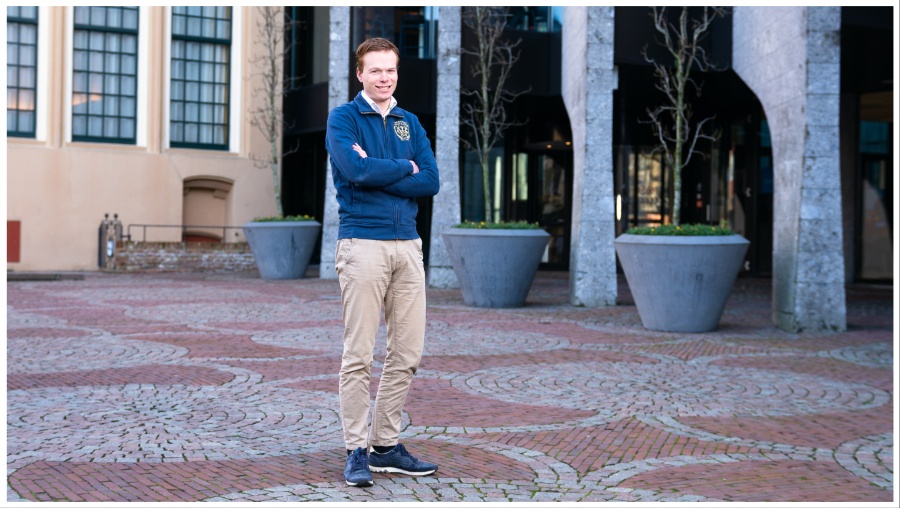 Erik van Eerten, adviseur Facilitair en Circulaire economie bij gemeente Zwolle. 'Het was standaard om nieuw meubilair aan te schaffen. Dat vliegen wij nu anders aan.' (Foto: Rick Kloekke)