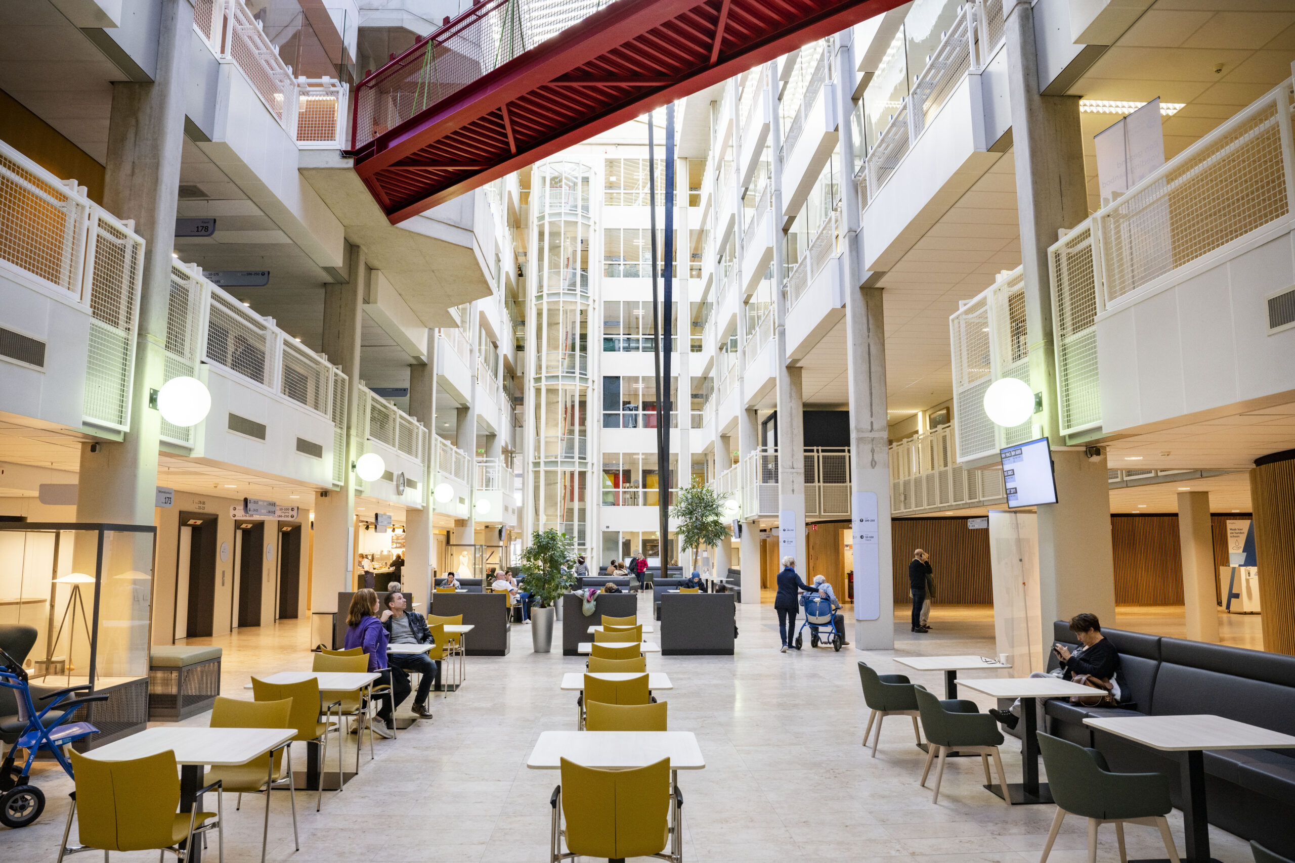 Zitgebied van één van de outlets van het Amphia in het Atrium