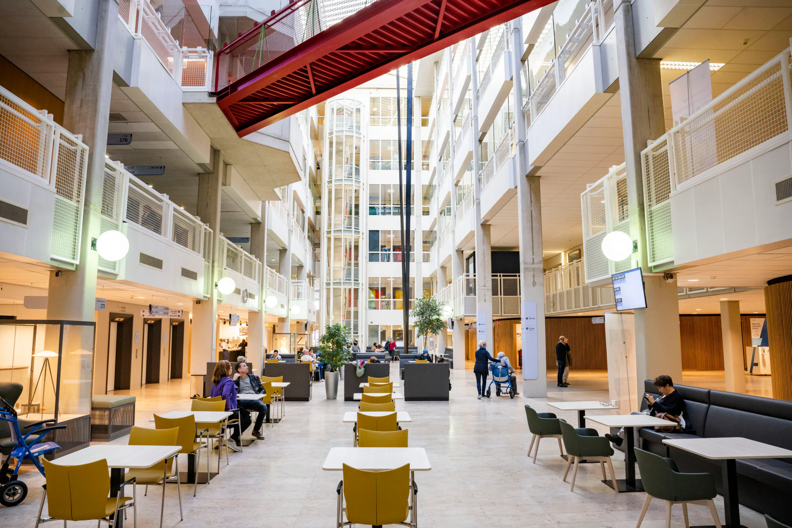 Zitgebied van één van de outlets van het Amphia in het Atrium
