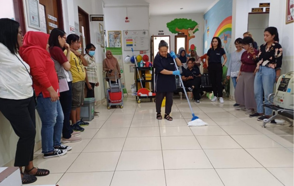 Schoonmaaktoppers geven workshops in gezondheidscentra in Ambon