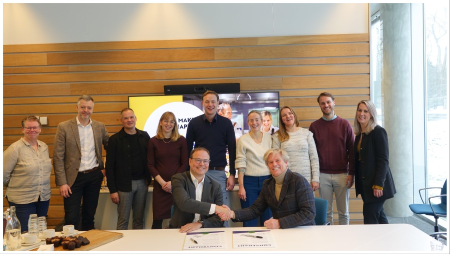 Ondertekening overeenkomst Hutten en TenneT door Mario Suykerbuyk (l) en Bob Hutten (r) Beeld: Hutten