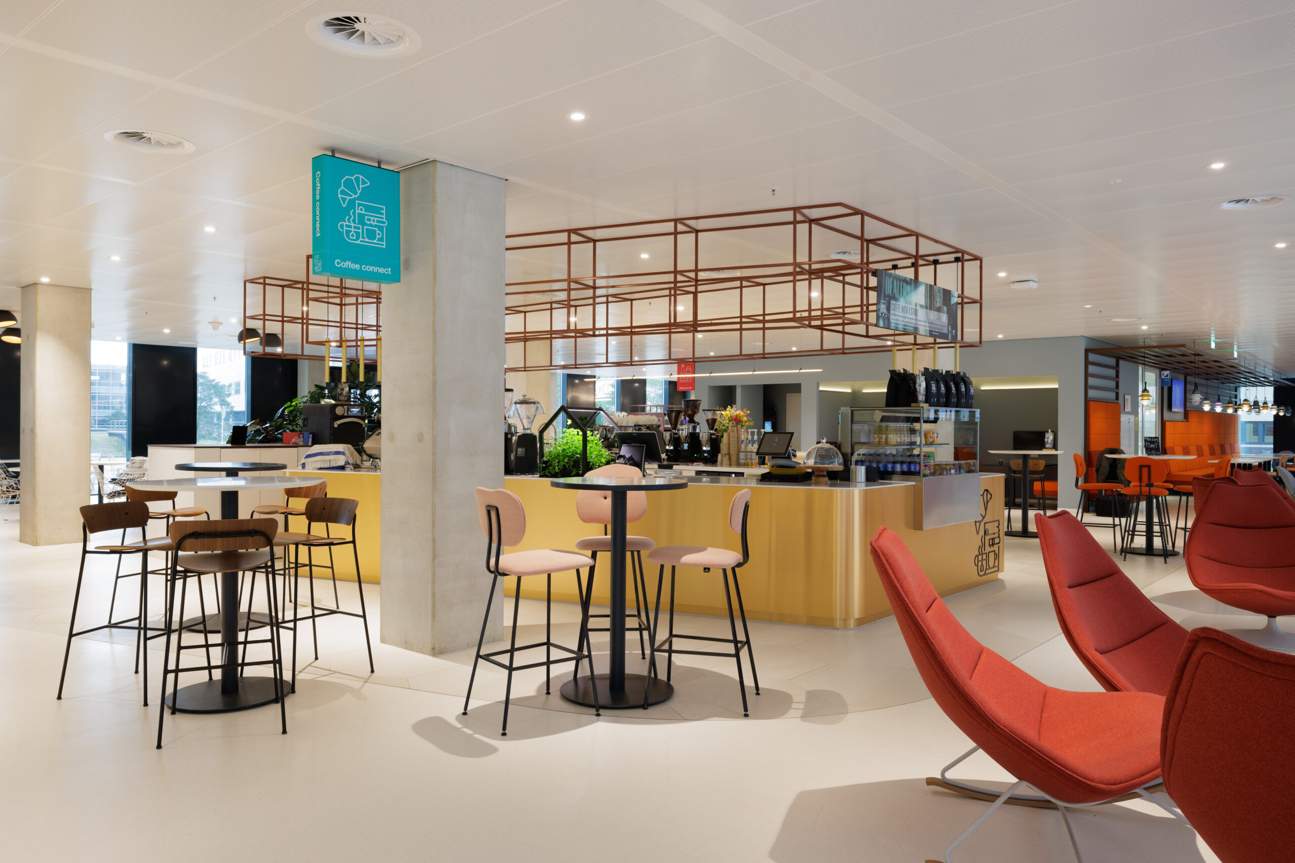 Coffeebar in een van de Plaza's op de ASML-campus in Veldhoven (foto ASML) 