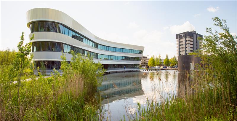 Twee gebouwen de campus van Deltares in Delft.
