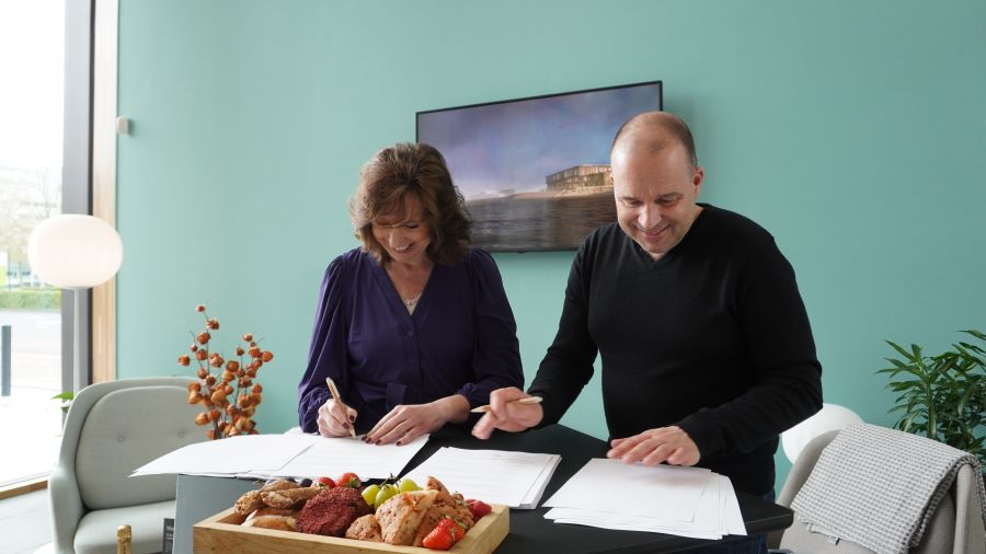 Ondertekening door Adriaan Dönszelmann (rechts), projectdirecteur van het WEC, en Jacqueline van Beek, algemeen directeur van Compass Group (links)