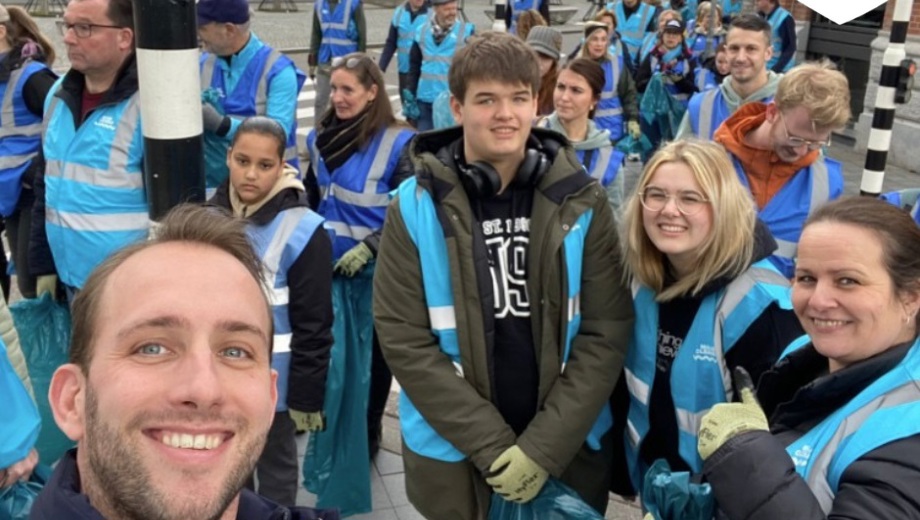 Medewerkers Vebego ruimen afval rond de Maas op