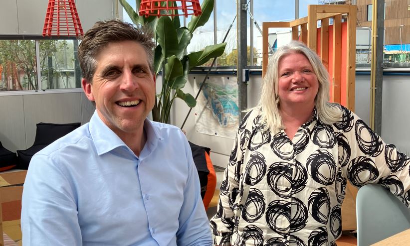 Hoofd Facility Management  Wouter de Haan en teammanager soft services FM Jolanda Heij van Deltares. 'Als je alles afpelt zie je dat je met beperkte financiële middelen per gebouw ook bepaalde accentverschillen kunt aanbrengen.'