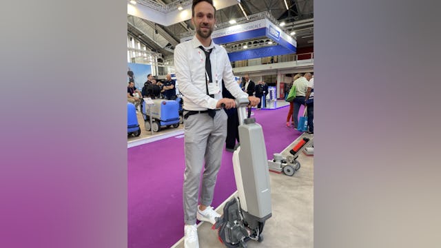 Wouter Joosse van EXCENTR showt de compact schrobzuigmachine.