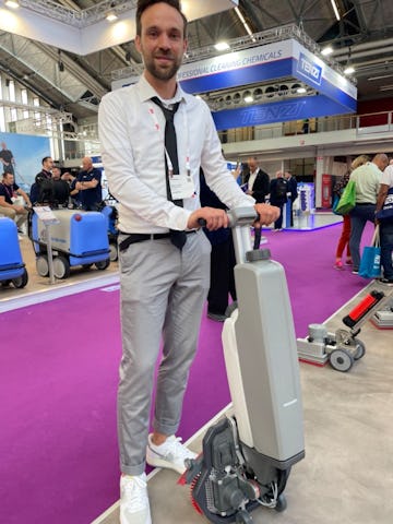 Wouter Joosse van EXCENTR showt de compact schrobzuigmachine.