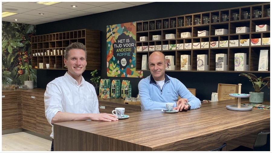 Royan van Velse, manager inkoop PreZero Nederland, en Tom Freriks, marketing manager Peeze