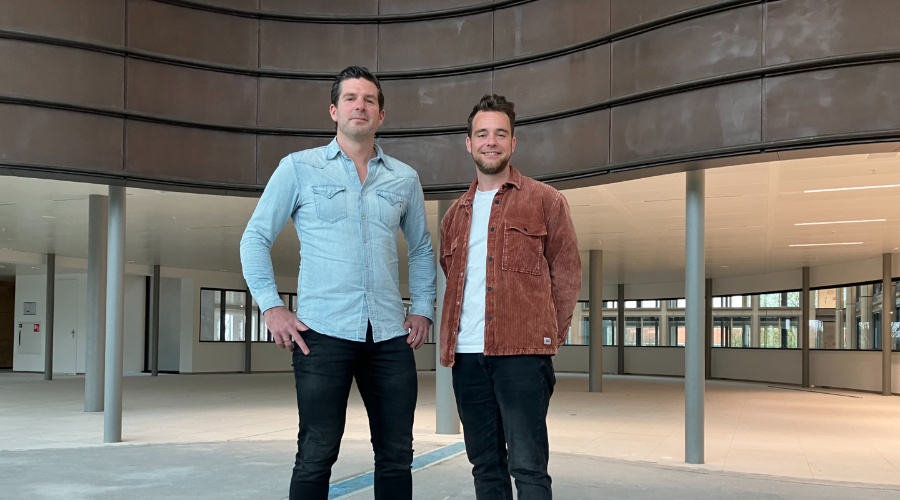 Daaf Serné en Wilco Poppelier in het nog in te richten kantoor van Miro in Amsterdam. 