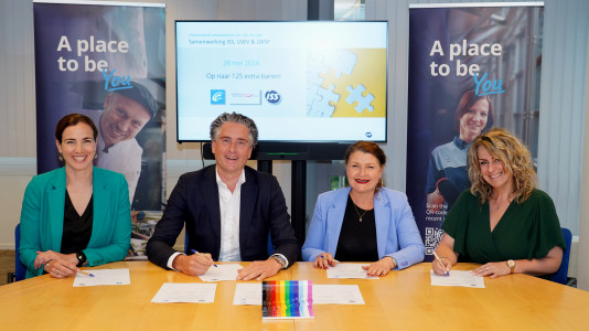 Van links naar rechts: Judith Duveen, algemeen directeur UWV Werkbedrijf, Edu Peek, algemeen directeur ISS Facility Services, Gemmie Hermens, People & Culture director ISS Facility Services en Brigitte Janssen, manager  Landelijk Werkgeversservicepunt Gemeenten