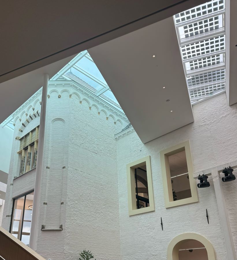 Het oude karakter van de Ambachtsschool is behouden in het nieuwe hoofdkantoor van dsm-firmenich (beeld redactie Facto)