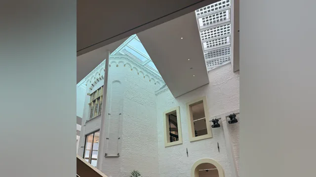 Het oude karakter van de Ambachtsschool is behouden in het nieuwe hoofdkantoor van dsm-firmenich (beeld redactie Facto)