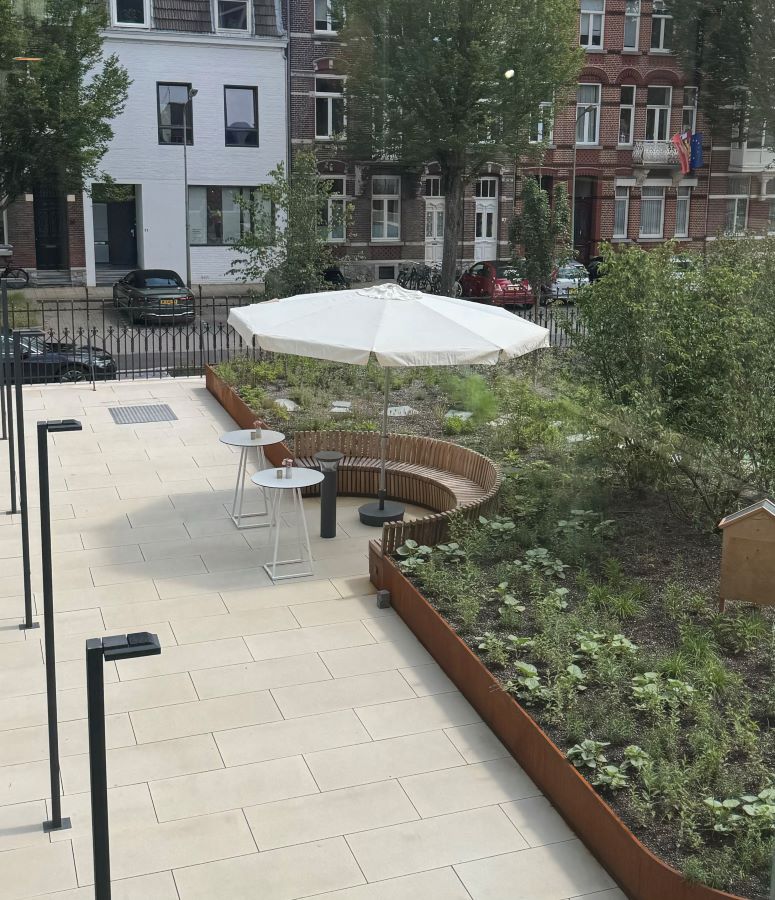 De buitenomgeving van het kantoor is rijk aan planten. (beeld redactie Facto)