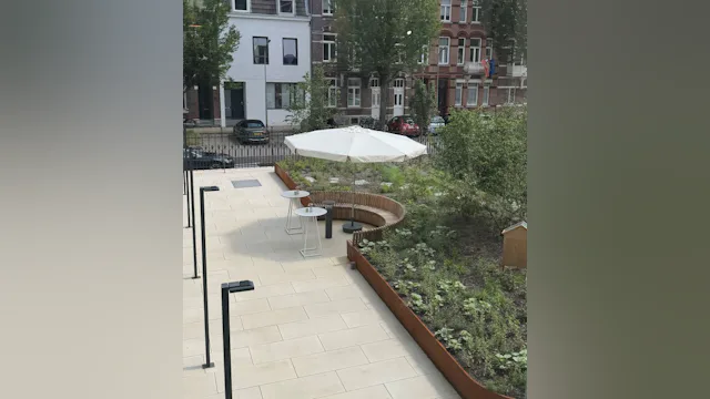 De buitenomgeving van het kantoor is rijk aan planten. (beeld redactie Facto)