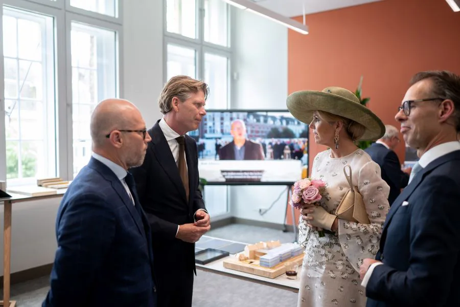 Coen van Oostrom, Founder & CEO van Edge in gesprek met Hare Majesteit Koningin Máxima.