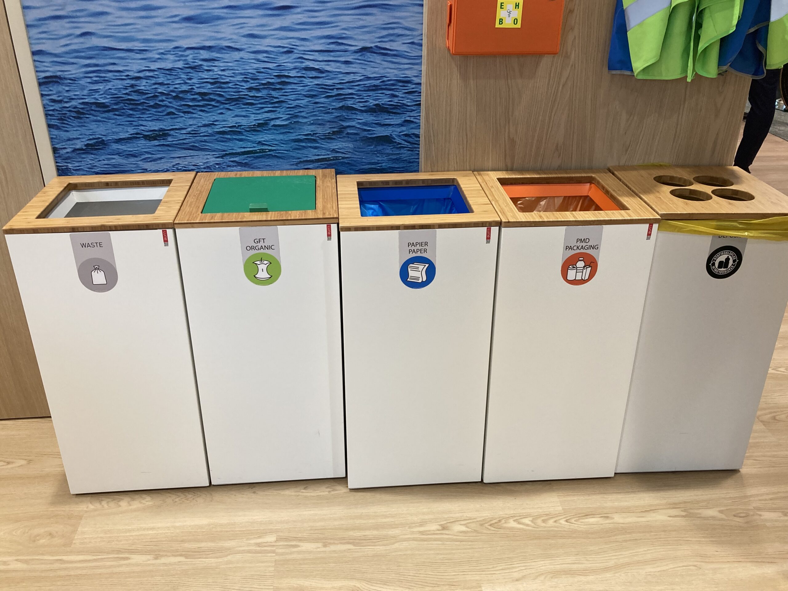 Afvalscheiding met bak voor statiegeldflessen