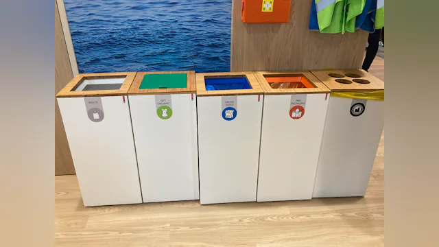 Afvalscheiding met bak voor statiegeldflessen
