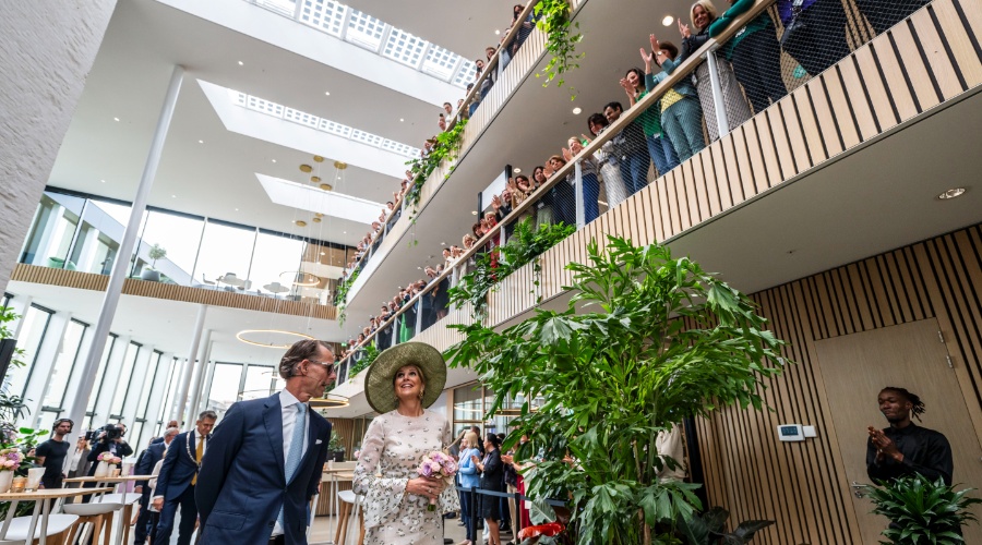 Dimitri de Vreeze, CEO DSM-firmenich samen met Hare Majesteit Koningin Máxima tijdens de opening in Maastricht (beeld: DSM) 