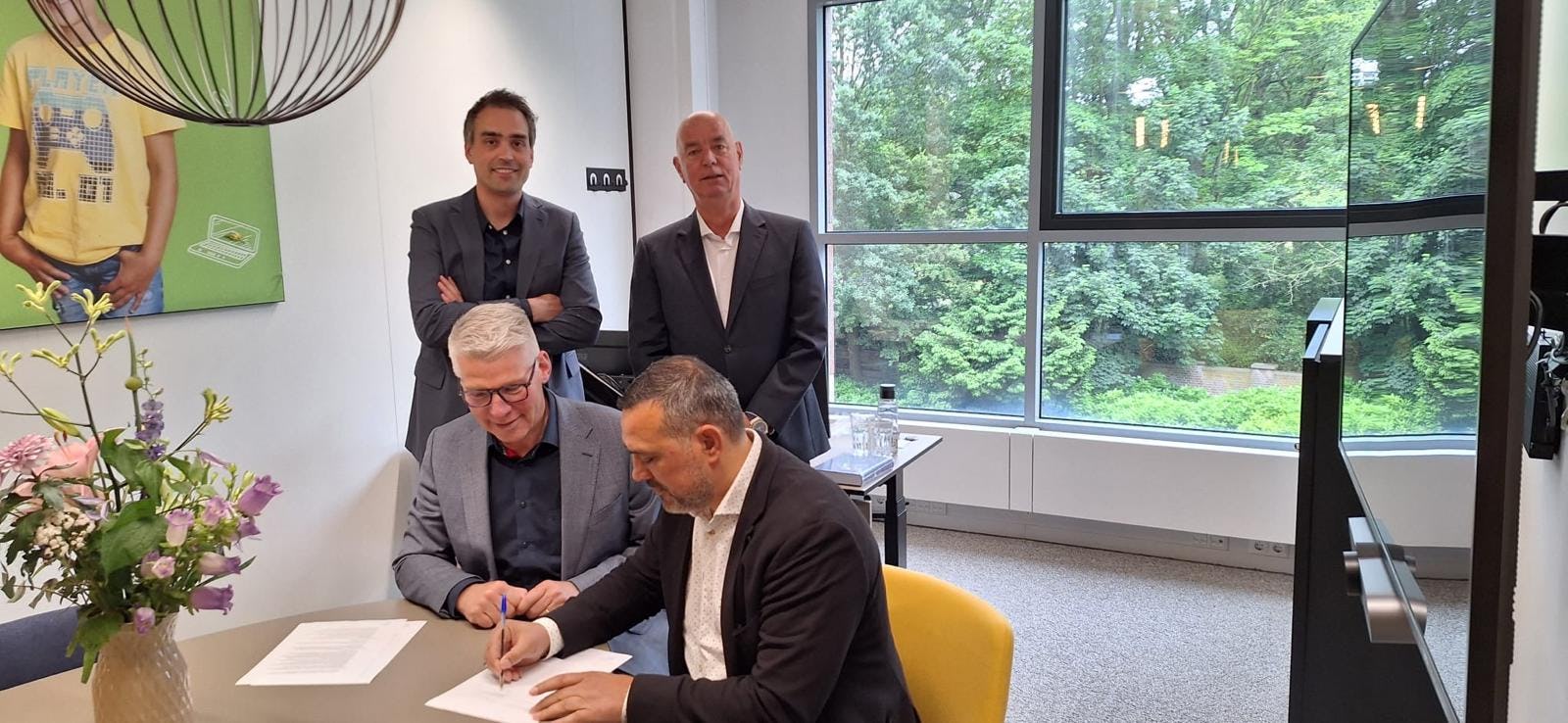 Steven Wichhart, Facility consultant CONTRAST (links achter), René Houwaard, Inkoopadviseur SCOH (recht achter), René Tromp, voorzitter College van bestuur bij SCOH (links voor) en Abdullah Sari, Operationeel directeur Noord ICS (rechts voor)