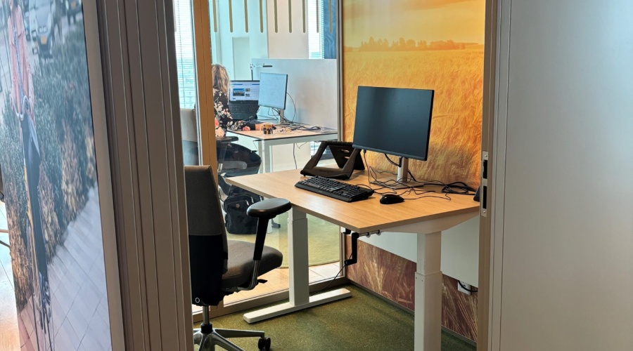 Voorbeeld van een focusruimte op hoofdkantoor NS. Kan ook gebruikt worden voor een bilateraal-overleg of samenwerkruimte (max. 2 personen).