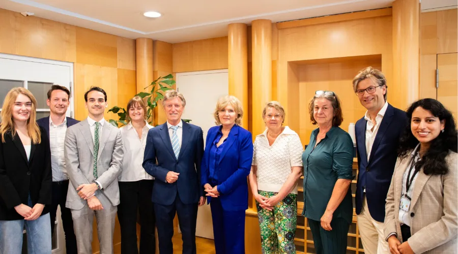 Barometer Groene OK - LUMC Op de foto van links naar rechts: Annelies Kamphuis, Richard van der Bijl, Alberto Falcone, Julia Borgers, Frank Willem Jansen, Pia Dijkstra, Hillie Beumer, Sandra Lako, Sven Mieog, Mariluz van de L’isle Arias. 