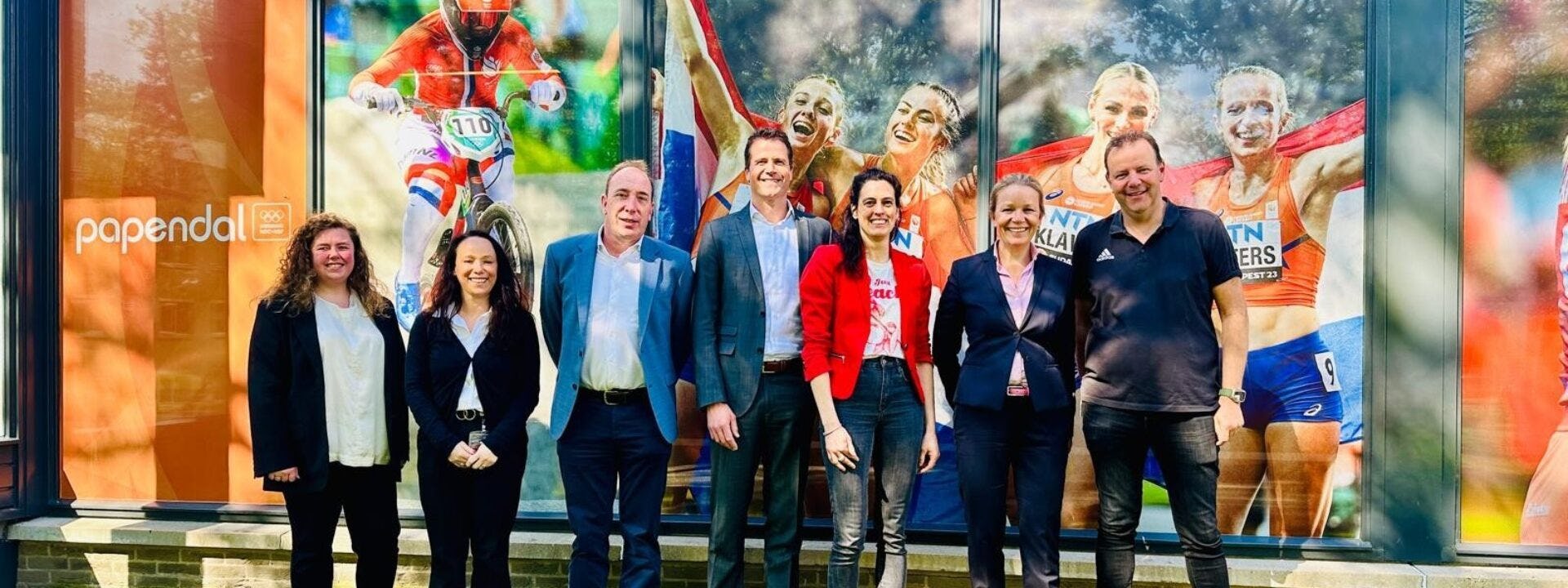 Vlnr:Aafke Bouwens (Assistent Objectleider EW Facility Services), Carla Hoogerwerf – Fonseca (Objectleider EW Facility Services), Jochem Schellens (Directeur sportcentrum en hotel Papendal), Onno Smit (Directeur Zorg EW Facility Services), Sophie Mulders (General Manager hotel Papendal), Janneke Verkerk (Algemeen Directeur EW Facility Services) en Arjen Hogeboom (Teamleider Facilities Papendal). Foto: EW