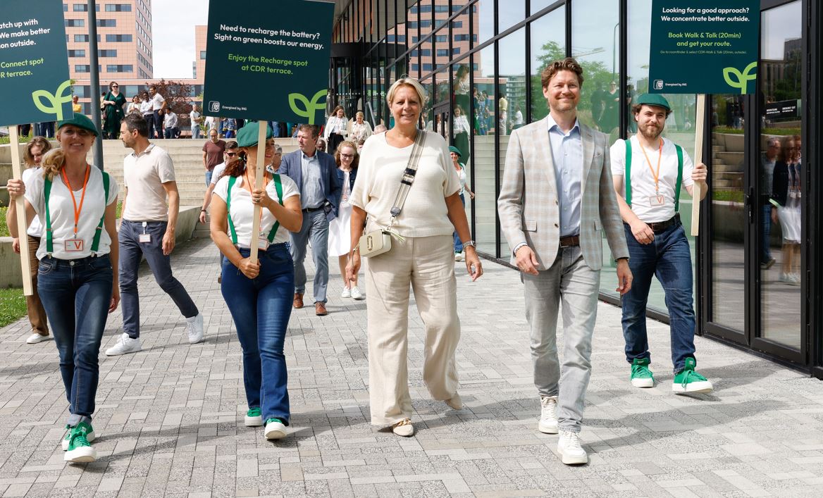Annette Sibma (Manager Facility Services ING), Alexander Stolze (Head of Wellbeing ING) en (schuin achter Annette Sibma) Elwin de Vink (Manager Business Development duurzame leefomgeving van Donker Groen) openden op 9 juli jl. gezamenlijk de tuin bij het ING-hoofdkantoor en maakten meteen gebruik van de Walk & Talk.