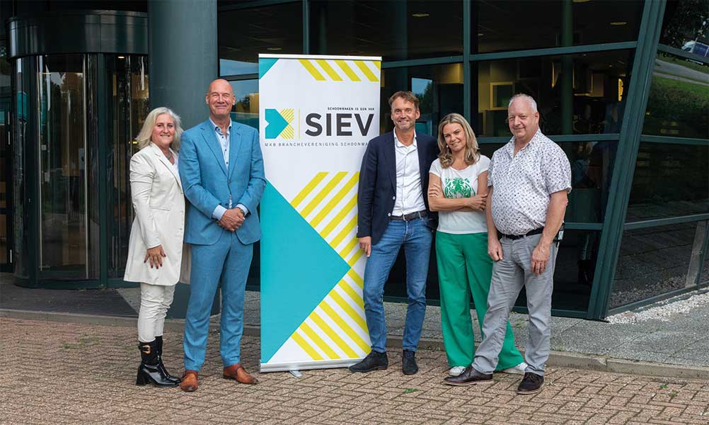 Bestuur SIEV. Vlnr: vice-voorzitter Laetitia Simonis, voorzitter Paul Fok, penningmeester Antoine Verhoef, bestuurslid communicatie Rolien van Groeningen en algemeen bestuurslid Frank Verberne.