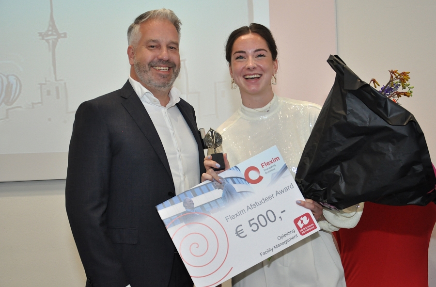 Nathalie de Kleine neemt de cheque in ontvangst van Rogier Verbeek, president FM Europe bij Flexim Europe (beeld: Flexim)
