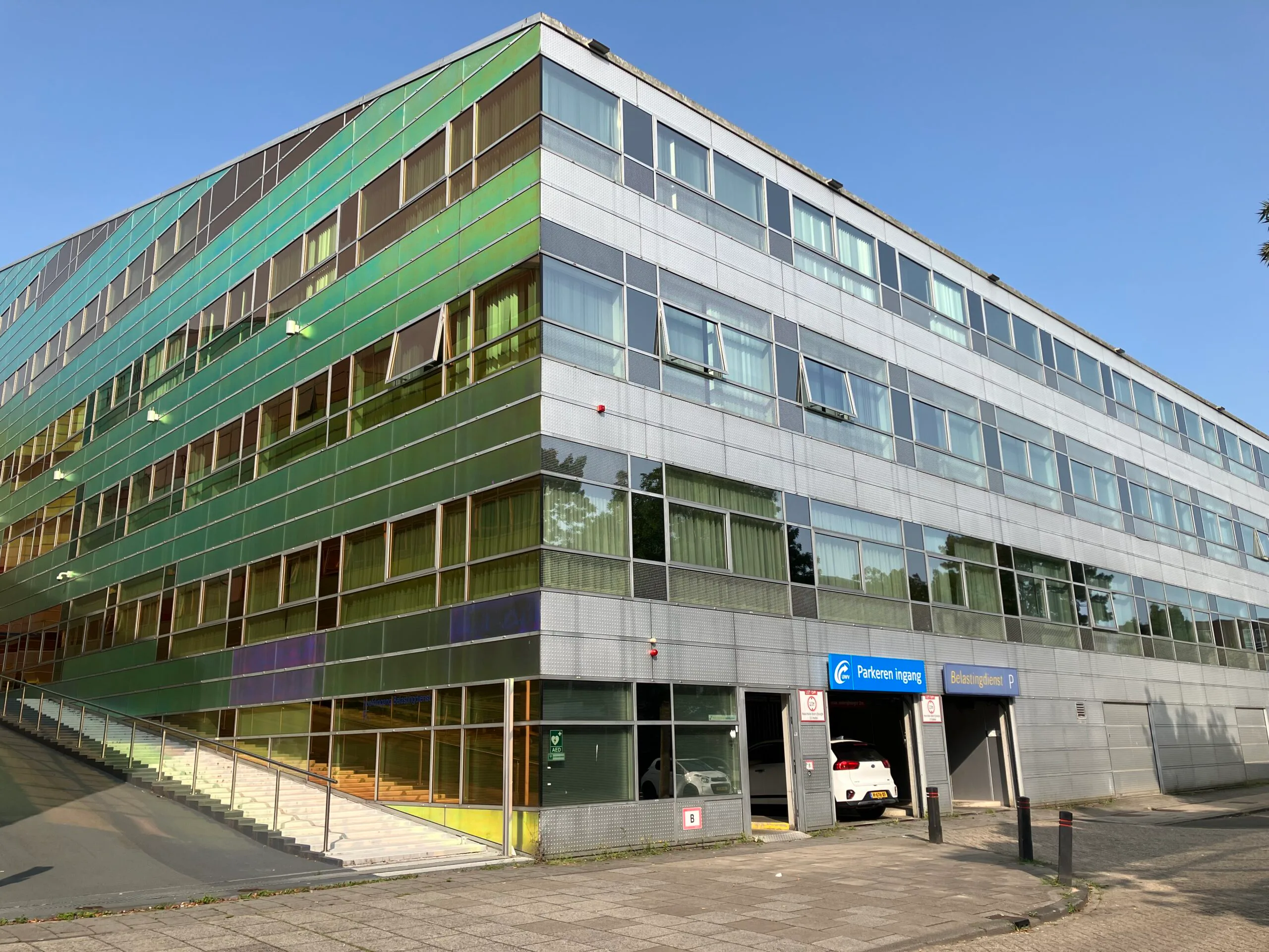 Het Rijkskantoor Almere is een van de kantoren waar de nieuwe contracten eten en drinken zijn ingegaan.
