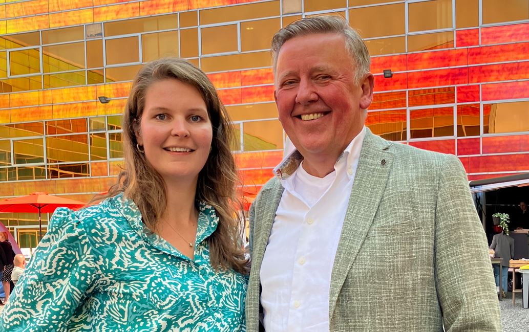 Implementatieadviseur Iris de Bruin en Gunther Buxtorff, opdrachtgever en Productmanager Ontmoeten en Voeden, beide van het CFD.  