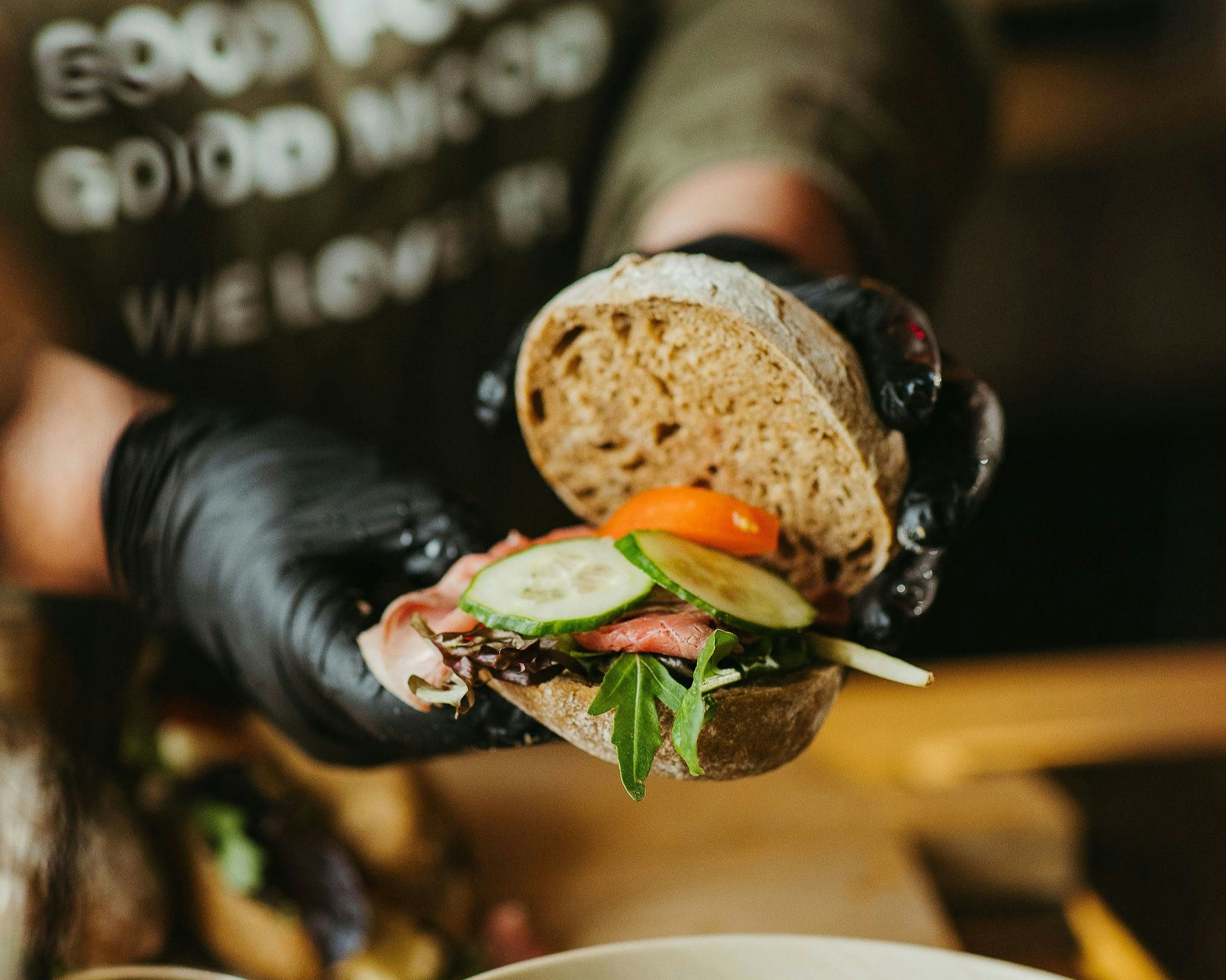 Gezonde voeding op de werkvloer draagt niet alleen bij aan de fysieke gezondheid van medewerkers, maar ook aan hun mentale scherpte en concentratievermogen.