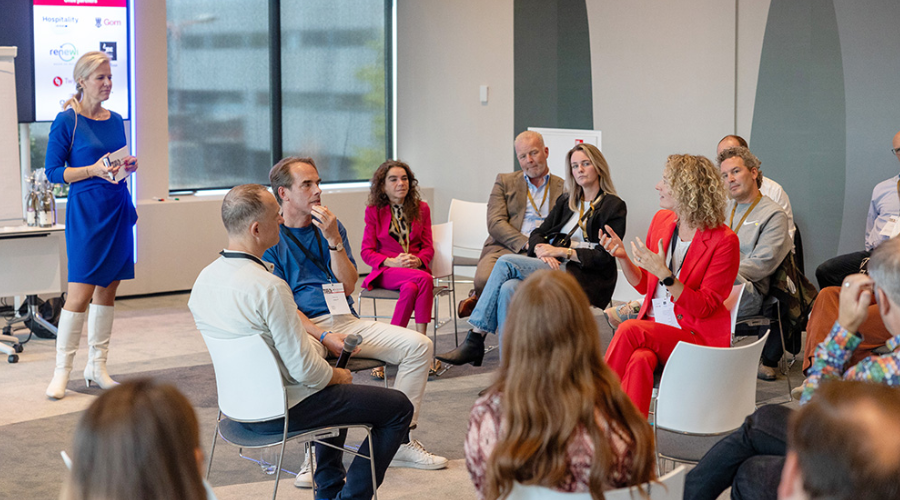 Laurine de Bruin (Vattenfall), Marnix Mali (Booking) en Jan Nieuweboer (Rabobank) tijdens het Facto Congres 2024.