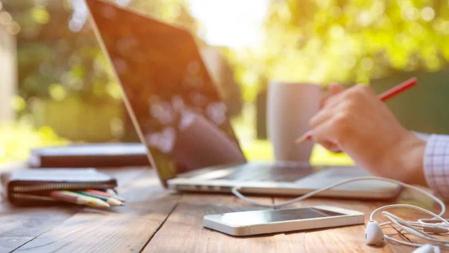 CBS: Thuiswerken populairder in zomermaanden