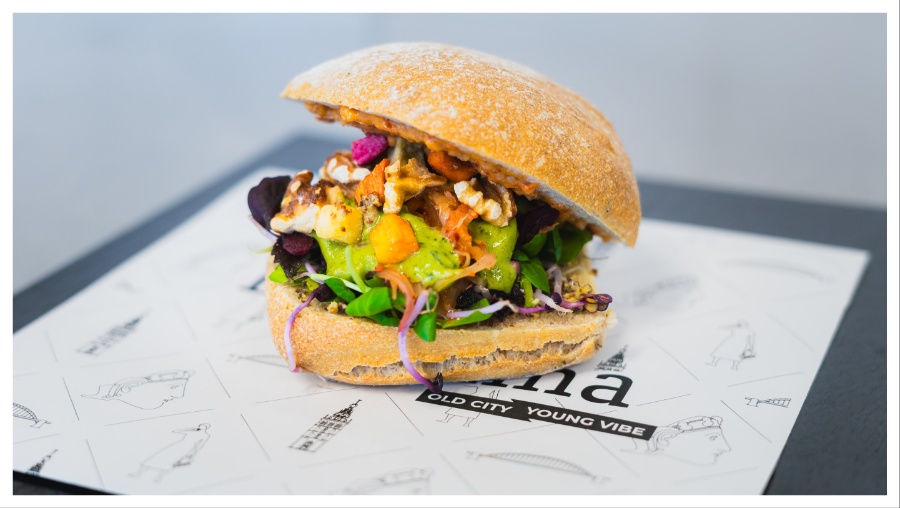 Broodje Nijmegen, volledig plantaardig met lokale producten o.a. waterkers, gefermenteerde kool, walnoten en pompoenpitten, op een broodje gemaakt van regeneratief graan
