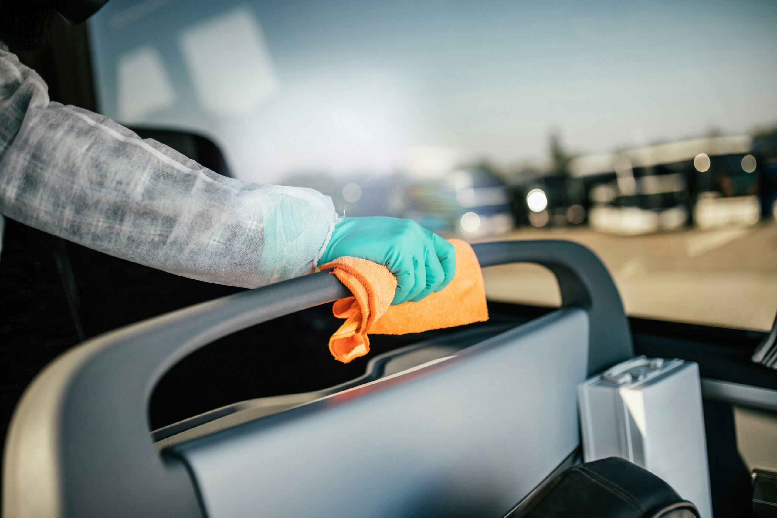 CNV: 'Bus-schoonmakers bij Qbuzz in de knel geraakt na aanbesteding'