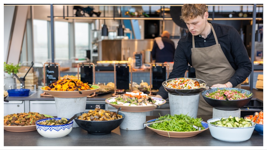 Koude uitgifte bedrijfsrestaurant Waternet (beeld: Rylana van de Marel)