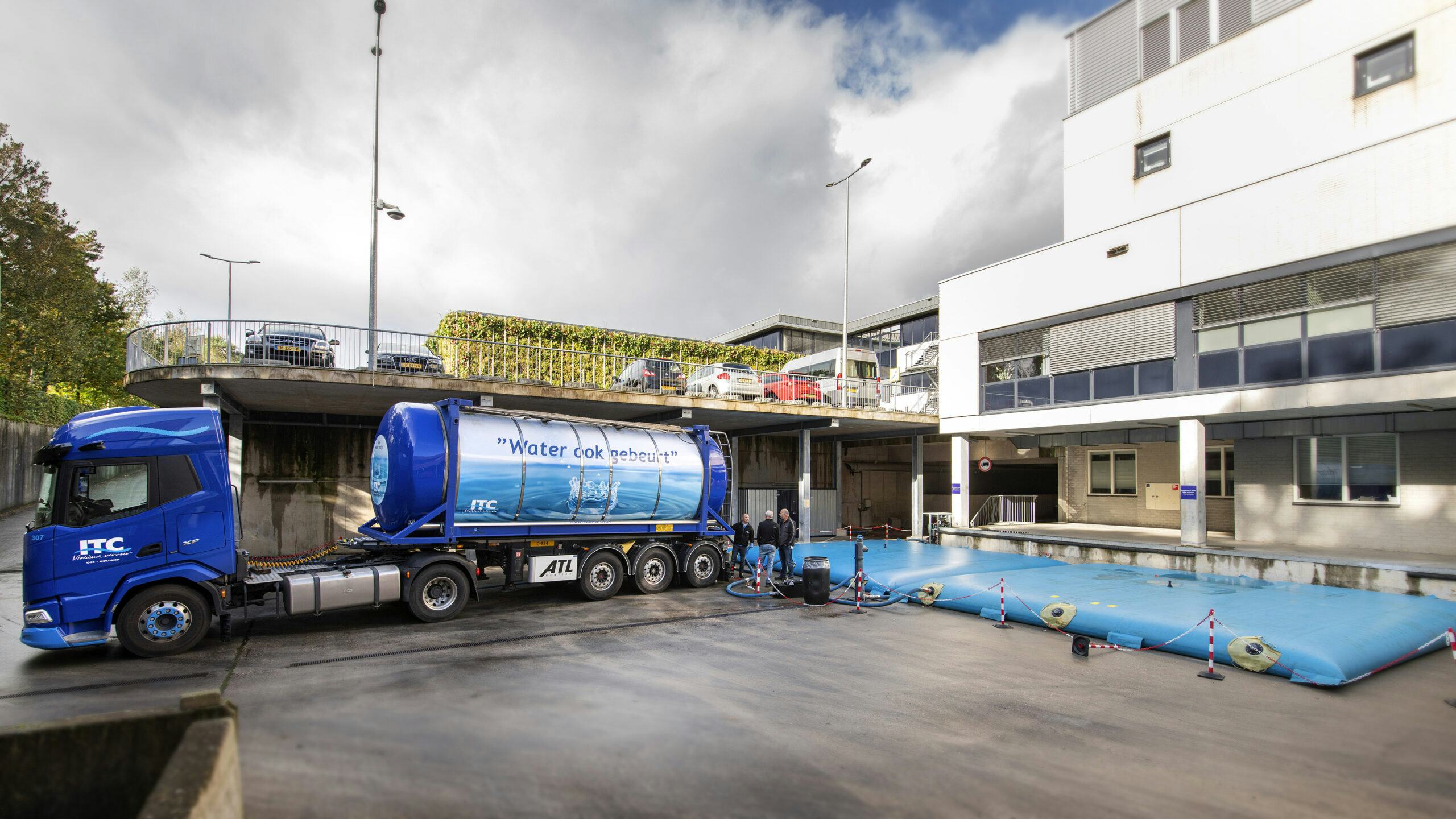Overzicht vullen waterzak voor waterreserve (beeld: medische-fotografie-gelre-ziekenhuizen)
