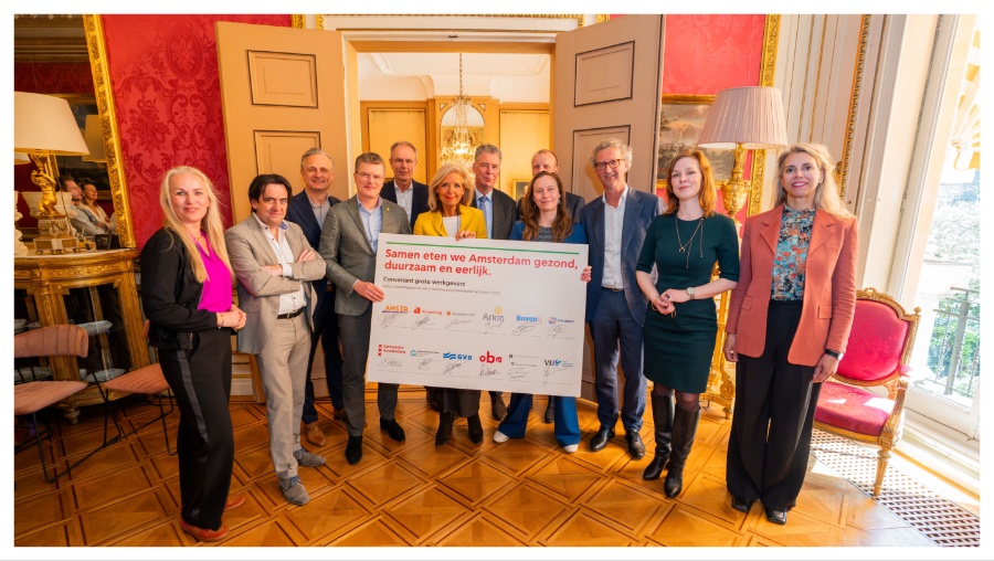 Ondertekenaars van het convenant over gezond en duurzaam aanbod in de bedrijfsrestaurants en banqueting in Amsterdam (beeld: gemeente Amsterdam)