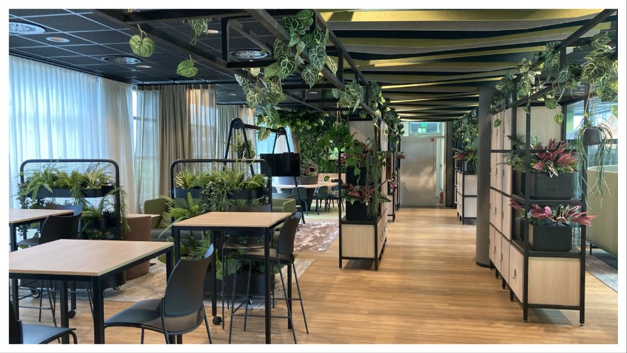 Het ontmoetingsplein in het kantoor aan het Beatrixpark.  