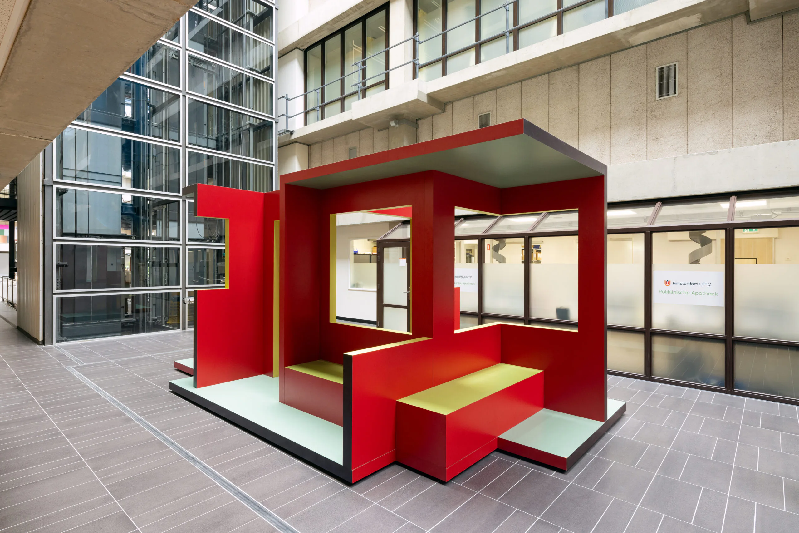 Het architecturale kunstwerk 'Work (as a part of a)' door Krijn de Koning in het Amsterdam UMC. Beeld: Christian van der Kooy