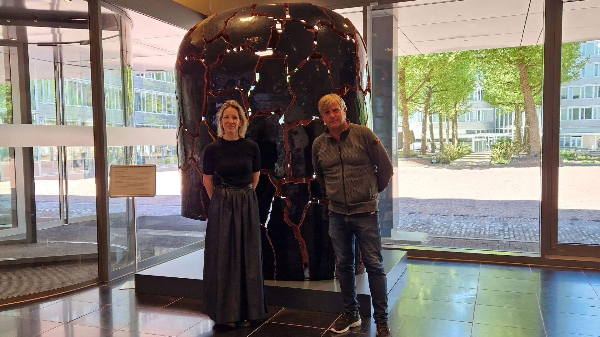 Nadja van den Heuvel (strategisch leider Cultuur en Erfgoed) en Rik van der Burg (projectleider Kunst) bij het kunstwerk Blue Planet Red World.