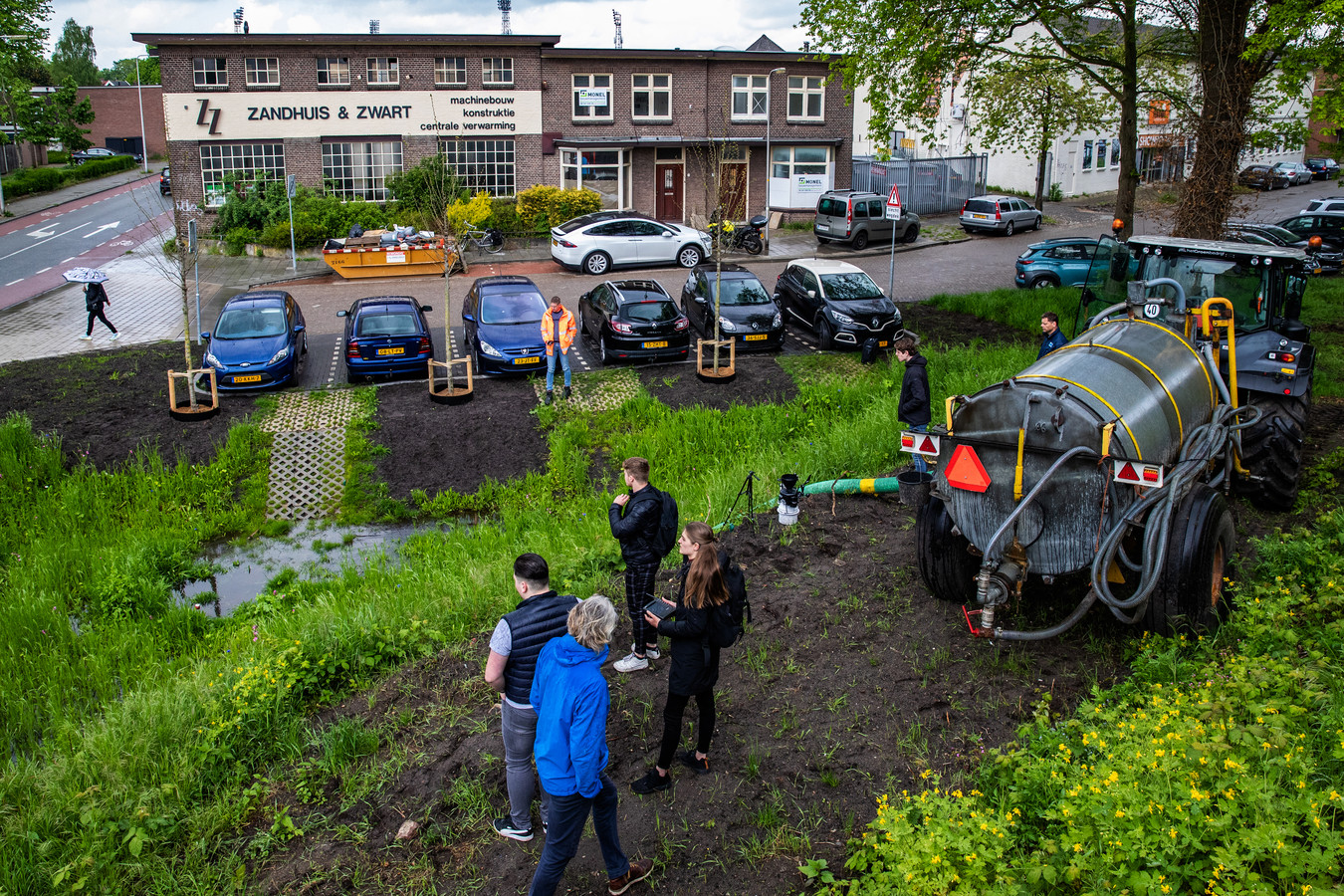 Openbare ruimte, veldstudie lector Klimaatadaptatie Floris Boogaard, meting infiltratiesnelhed van een wadi. (Beeld: Hanze)