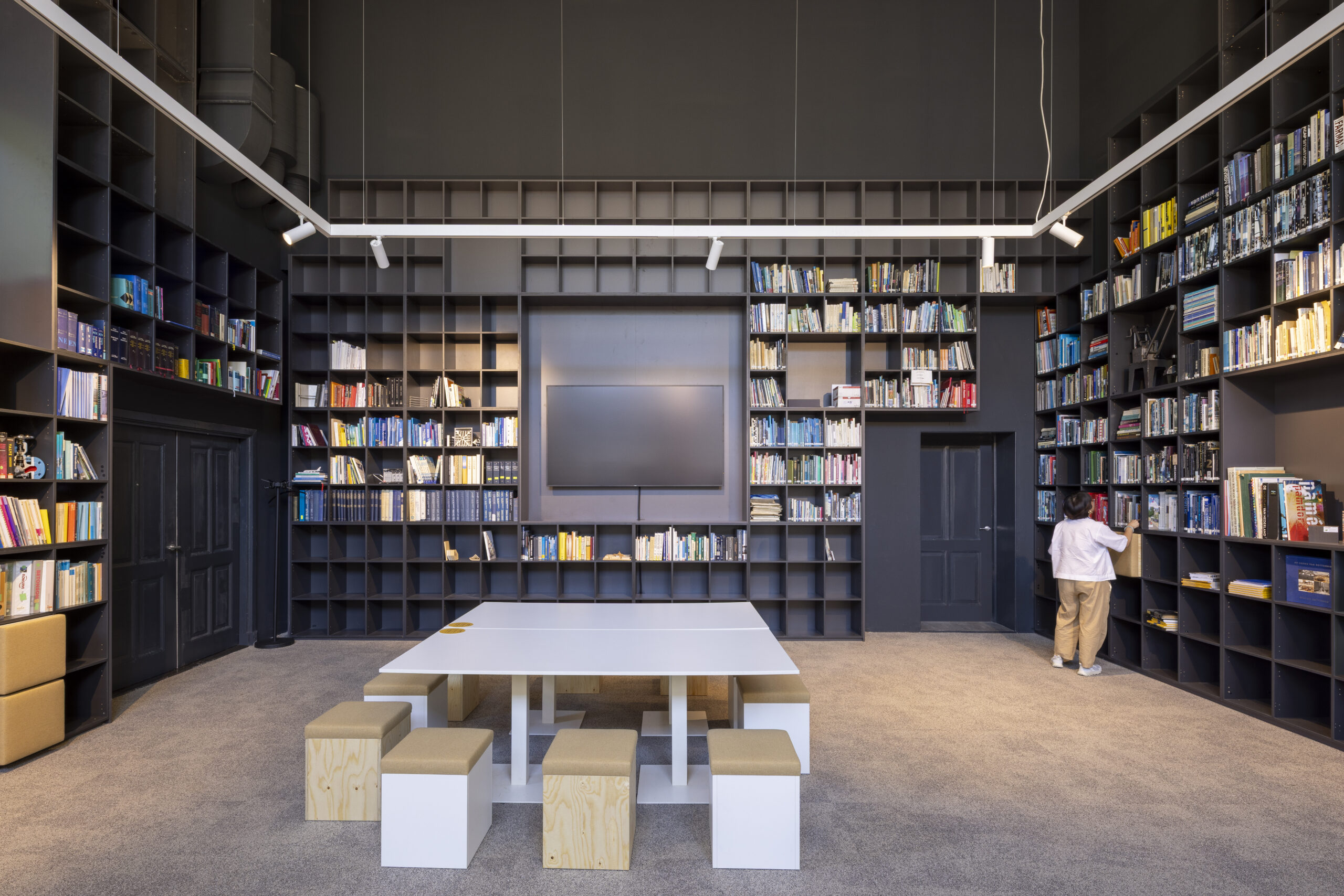 Werkplekken in de bibliotheek. Beeld door Lucas van der Wee