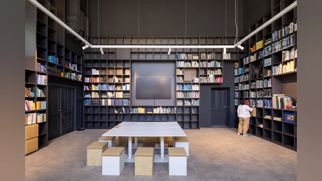 Werkplekken in de bibliotheek. Beeld door Lucas van der Wee