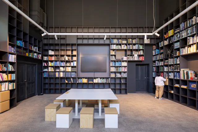 Werkplekken in de bibliotheek. Beeld door Lucas van der Wee